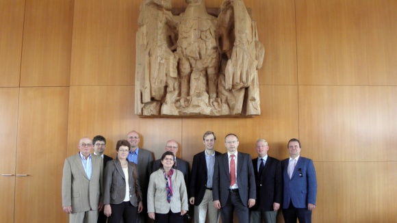 Gruppenfoto des ACDJ Rheinland-Pfalz im Sitzungssaal des BVerfG